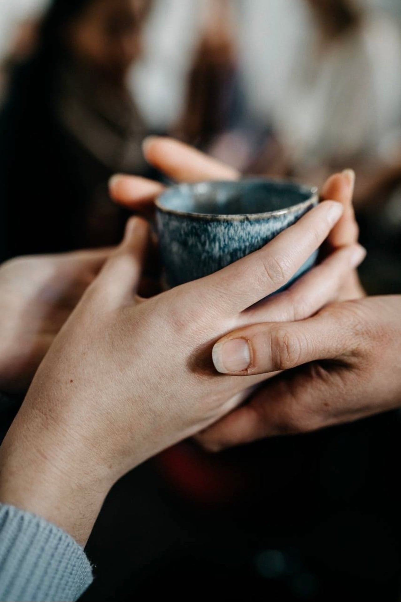 Hände halten eine Tasse zeremoniellen Kakao